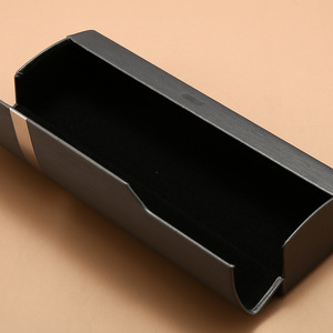 Estuche de Gafas de Sol Magnético Plegable de Cuero PU con Logotipo Personalizado de Lujo, Funda de Seda para Gafas, Estuches Irregulares para Gafas de Sol - Product Image 2