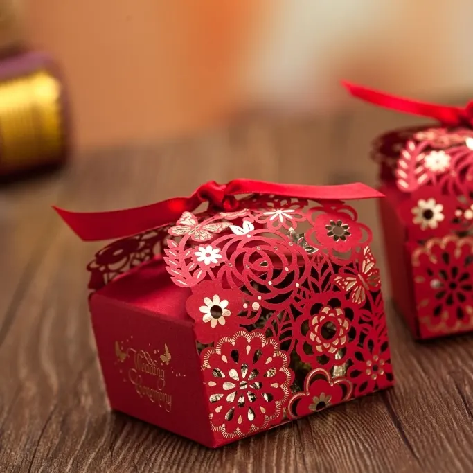 Caja de recuerdos de corte láser de Cinta Roja cuadrada, caja de dulces de boda, caja de regalo, CB5512