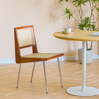 Chaise de salle à manger en rotin nordique, chaise de salle à manger avec structure en bois massif et pieds en métal pour restaurant