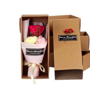 Regalo per la Festa della Mamma, Scatola Regalo Rettangolare Festiva con Bouquet di Tre Garofani e Rose di Sapone, Design '<span class=keywords><strong>Sei</strong></span> <span class=keywords><strong>Bella</strong></span>' - Product Image 4