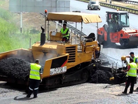 Paveuse d'asphalte et de béton sur chenilles AP755, finisseur routier de 9,1 m, 149 kW, profondeur de pavage de 360 mm pour la construction de routes et autoroutes