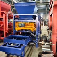 Machine de fabrication de béton QT4-15B pour la production flexible d'éléments de maçonnerie, de produits de pavage et de matériaux muraux