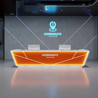 Comptoir de réception moderne de luxe en MDF laqué piano, brillant avec LED, pour salle de sport, centre de fitness, conception OEM personnalisée