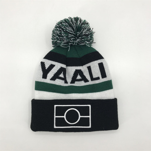 Özel kış spor kulübü Pom Pom kasketleri işlemeli Logo örgü Unisex bere kayak kasketleri ile özel logo