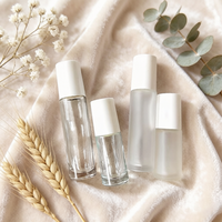 Vente en gros de flacons cylindriques en verre transparent givré de 5 ml et 10 ml, flacons vides pour huiles essentielles, rouleaux en acier inoxydable pour bouchons blancs
