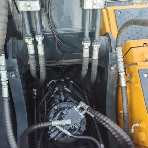 Excavatrice hydraulique Hyundai R305LC d'occasion de 30 tonnes avec moteur Cummins, pompe à engrenages et chenilles longues pour applications minières et travaux de terrassement lourds - Product Image 5