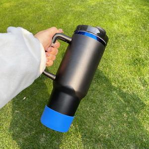 Vaso Térmico Personalizado de Acero Inoxidable con Recubrimiento en Polvo de 40oz, Aislamiento al Vacío, Plateado en Azul por Debajo, Modelo H2.0, con Funda Protectora - Product Image 4