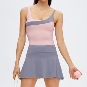 طقم رياضي نسائي متين بتصميم متباين، توب بدون أكمام وتنورة، بدلة تنس 2 في 1 - Product Image 4