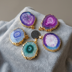 Pendentifs en tranches d'agate polie avec bordure dorée, bijoux en pierres précieuses faits à la main, thème amour irrégulier - Product Image 1