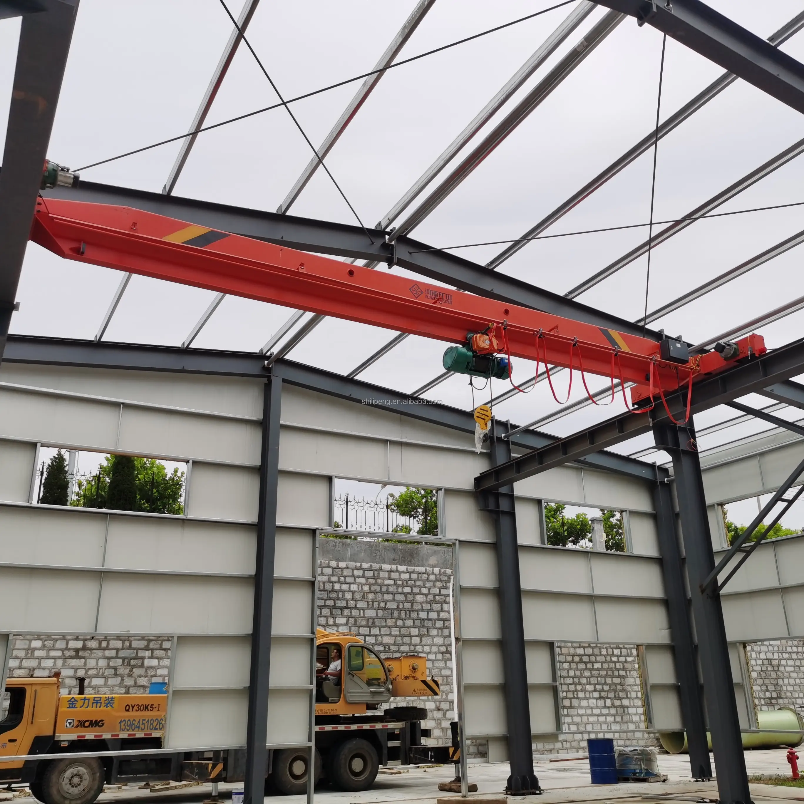 The effective lifting height of 3t / 25m electric single beam bridge crane customized by the manufacturer is 9m