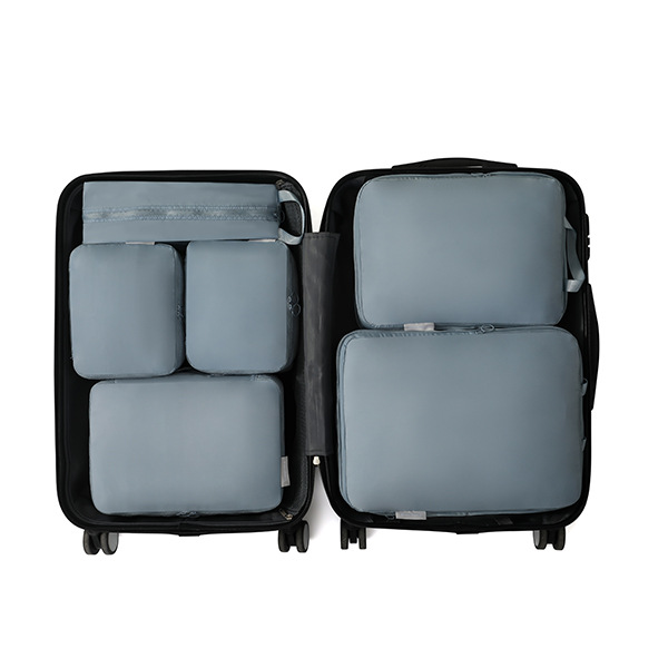 Conjunto azul de seis piezas.