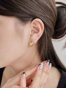 Boucles d'oreilles clipsables en forme de coquille marine, style minimaliste élégant, argent sterling 925, rhodié, plaqué or 18 carats, pour filles et femmes, Dylam TIny - Product Image 6
