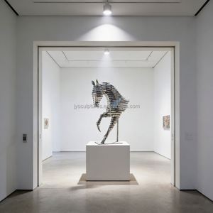 Escultura de Caballo en Capas de Acero Inoxidable Personalizada - Decoración Artística OEM/ODM para Galerías y Museos - Product Image 4