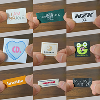 Etiquetas Tejidas Cortadas con Láser Personalizadas para Ropa, Etiquetas para el Cuello de Vestidos Largos con Fondo Blanco y Logotipo Negro - Lavables