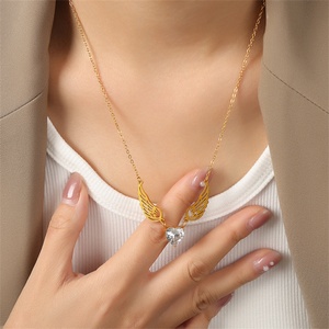 Collar con Colgante de Ala y Corazón de Acero Inoxidable Dorado con Circonita, Joyería Minimalista de Moda - Product Image 5