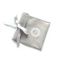 Pochette à rabat personnalisée en daim gris clair avec logo blanc imprimé, pour boucles d'oreilles, colliers et bracelets, avec ruban