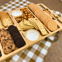 Plateau à fromage en bambou pour la maison et la cuisine, plateau de service en bois avec 4 couteaux en acier inoxydable, 2 coupelles à sauce, plateau à charcuterie découpable au laser