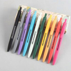 Stylos promotionnels personnalisés avec logo imprimé, en plastique de 1,0 mm, encre multicolore, design original, couleurs blanc et orange - Product Image 1