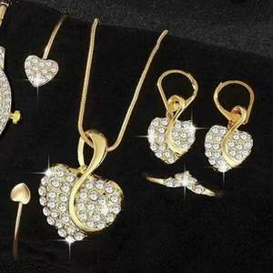 ชุดนาฬิกาควอตซ์ผู้หญิง NYY ดีไซน์หรูหรา นาฬิกาข้อมือผู้หญิงรุ่นใหม่ ตัวเรือนสแตนเลสประดับเพชรรูปหัวใจ เครื่องประดับเรียบง่ายสไตล์วินเทจ ผลิตจากโลหะผสม ODM ของขวัญที่สมบูรณ์แบบ - Product Image 2