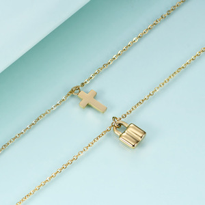Collar Minimalista Europeo Americano de Doble Capa con Cruz y Candado, Chapado en Oro de 18K, Cadena de Clavícula de Acero Inoxidable - Product Image 4