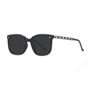 Gafas de Sol para Mujer, Montura Cuadrada Negra, Protección UV400, Plástico, Patillas con Cadena Metálica, Tipo 3, Embalaje en Caja - Product Image 3