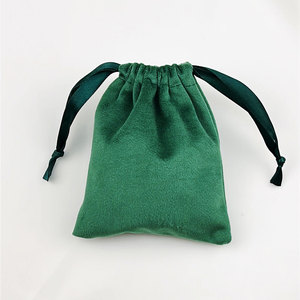 Pochette à bijoux en velours épais vert foncé avec cordon de serrage, sac cadeau de luxe en velours doux pour emballage de colliers et bracelets, logo et taille personnalisés - Product Image 6