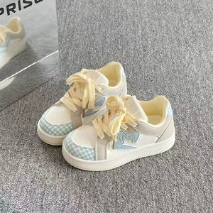 Nuevas zapatillas blancas de suela gruesa para otoño y primavera, versátiles y modernas, para un estilo estudiantil único. Presenta estrellas de colores. - Product Image 6
