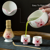 Le service à thé Matcha peint à la main de dessin animé rose cochon comprend une cuillère à fouet en bambou et un bol en céramique pour le café et le thé