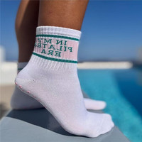 Chaussettes de yoga et de Pilates antidérapantes à rayures pour femmes, avec logo tricoté personnalisé, de haute qualité, pour la pratique du Reformer – Vente en gros