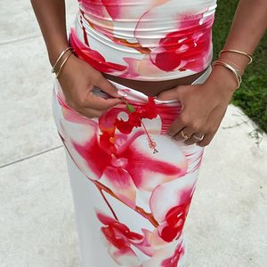 Falda midi ajustada con estampado tie-dye de flores rojas estilo bohemio para mujer, ideal para vacaciones de verano en la playa. - Product Image 2