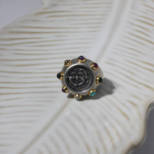 Bague vintage en argent sterling 925 plaqué rhodium minimaliste gravée sur mesure avec zircon coloré Medusa pour femme, cadeau de mariage - Product Image 1