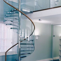 Escalier en colimaçon en verre de luxe avec rampes en acier inoxydable, design contemporain, durable, pour usage intérieur dans les résidences haut de gamme