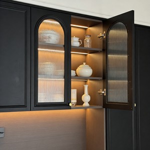 Credenza Moderna Nero Opaco - Porta in Vetro ad Arco e Illuminazione LED, Bar Integrato + Spazio di Archiviazione per Soggiorno-Cucina Aperto - Product Image 5