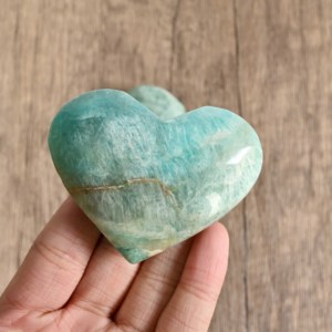 Venta al por mayor de piedras de palma talladas en forma de corazón de cristal pulido, corazón de amazonita para regalo de Feng Shui - Product Image 2