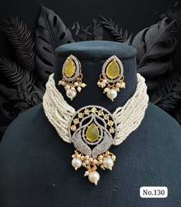 Conjunto de Collar de Perlas Blancas de Diseño con Colgante de Piedra Central y Piedras Brillantes de Alta Calidad para Novias - Product Image 4