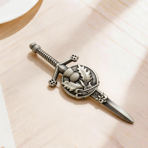 Pin de Espada con Diseño de Cardo Escocés para Pedidos al por Mayor, Insignia Metálica Personalizada de Fábrica para Estilo Tradicional de las Tierras Altas - Product Image 1