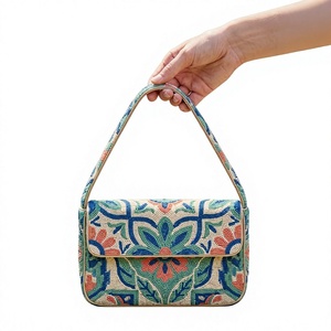 Bolso de hombro tipo sobre de gamuza color verde azulado para mujer con solapa geométrica con cuentas y borlas - Product Image 1