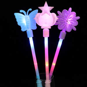 Moulin à vent musical <span class=keywords><strong>lumineux</strong></span> coloré en forme de poisson, baguette magique électrique clignotante, jouets éblouissants colorés pour stand de marché, vente en gros - Product Image 1