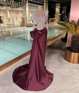 Maßgeschneidertes Burgunderrotes Satin-Abendkleid 2025 mit Eckigem Ausschnitt und Langen Ärmeln für Hochzeitsempfänge und Arabische Verlobungsfeiern - Product Image 3
