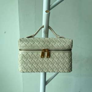 Bolso de almuerzo tejido de lujo para mujer, versátil, hecho a mano, pequeño, cuadrado, con cremallera, de poliéster, de un solo hombro, tipo bandolera. - Product Image 4