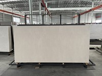 Dalles de pierre frittée beiges, couleur blanc laiteux, surface mate, grandes dalles pour salon extérieur perforé