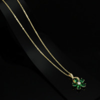 Collar con Colgante Floral Chapado en Oro CM con Circonita Multicolor Apilable para Mujer