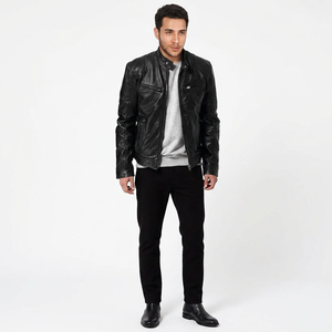 Novedades: Chaqueta de cuero vintage para hombre, negra, con cuello alto recubierto, logo frontal, corte ajustado, transpirable, para otoño, con bolsillos con cremallera. - Product Image 1