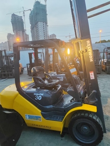 Chariot élévateur à combustion interne d'occasion bon marché de type mât de conteneur du Japon de Komatsu FD30 3 tonnes avec le soutien de pièces de rechange à vendre - Product Image 5