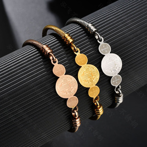 Pulsera de titanio y acero inoxidable personalizada en oro rosa al por mayor, brazalete ajustable con cable para mujer, joyería con dijes religiosos - Product Image 5