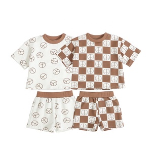 <span class=keywords><strong>Abbigliamento</strong></span> per bambini di vendita caldo all'ingrosso modello di segno di pace personalizzato top con pantaloncini set di due pezzi per <span class=keywords><strong>abbigliamento</strong></span> da bambino in cotone organico - Product Image 1