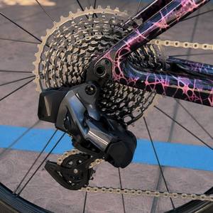จักรยานเสือหมอบ SRAM <span class=keywords><strong>RIVAL</strong></span> XPLR AXS 1*13 ระบบขับเคลื่อน 1x13 เกียร์เดียว ดิสก์เบรกน้ำมัน KOZO2 คาร์บอนไฟเบอร์ แอโร่ ฮาร์ดเทล ขนาดล้อ 700C ระบบเบรกไฮดรอลิกดิสก์เบรก น้ำหนักเบา - Product Image 6