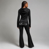 Ensemble de survêtement 2 pièces en molleton bouclette de coton coupe ajustée, comprenant un sweat à capuche court zippé effet vieilli avec œillets et un pantalon de survêtement à cordon de serrage, avec pompon brodé