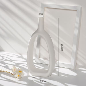 Vase en céramique moderne nordique pour la décoration intérieure blanc avec un design contemporain de glaçure mate pour les occasions de mariage/noël de table - Product Image 5
