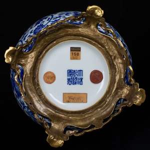 Vaso antico in porcellana blu e bianca di alto valore, di forma ovale, <span class=keywords><strong>con</strong></span> manico e base a testa di capra in ottone. - Product Image 4